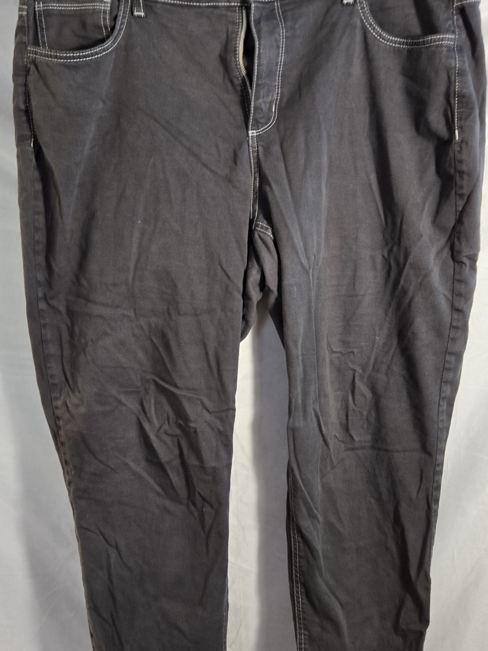 Jones New York Women's Black Cropped Pants with Contrast Stitching